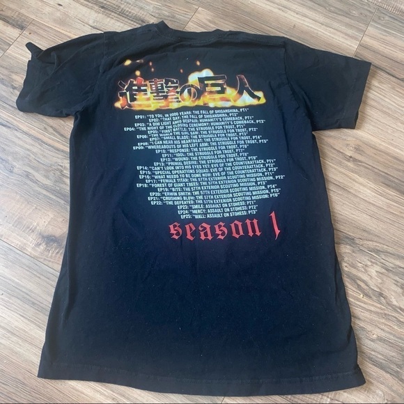 ATTACK ON TITANS GRAPHIC TEE ANIME SMALL - Picture 2 of 4